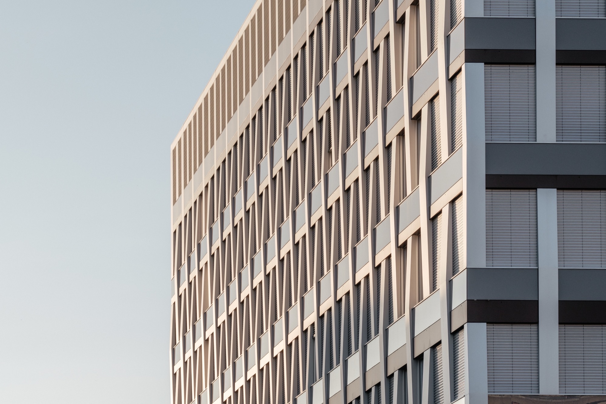 Head office overheads running on while a construction project is delayed